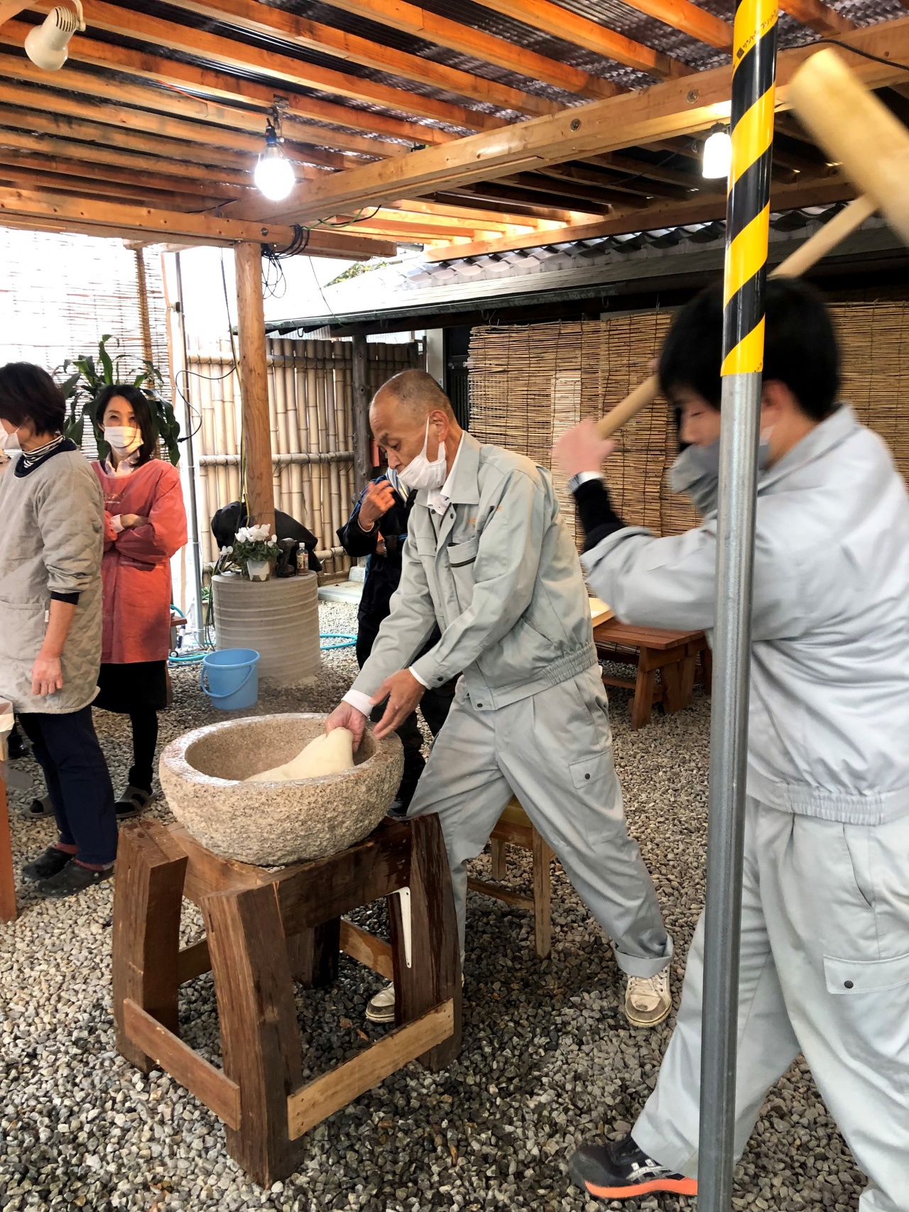 社内　餅つき